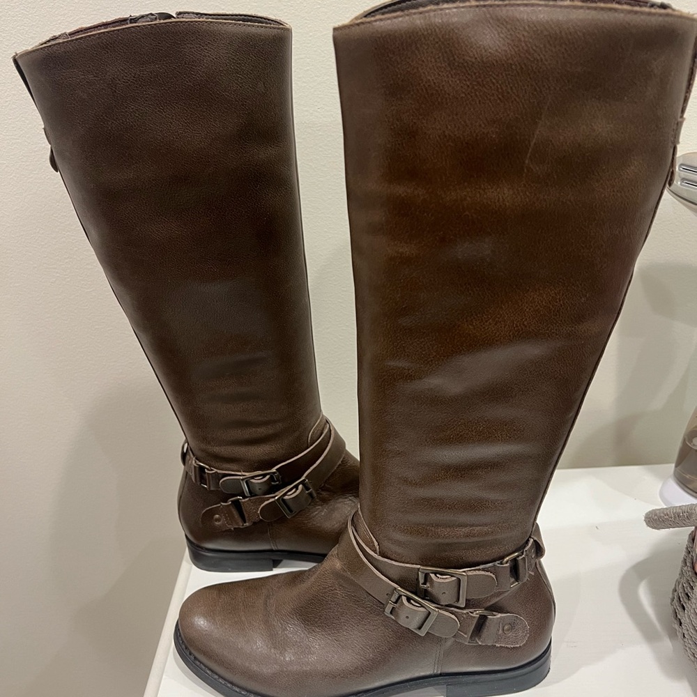 Matisse Britain leather brown zip up boots. Size 8m. See pics for scuffs/marks.
